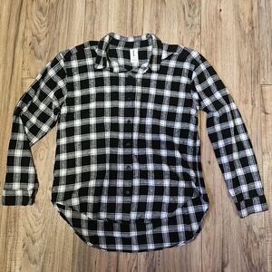 Women's Abound S Small black gray white plaid flannel shirt top button down